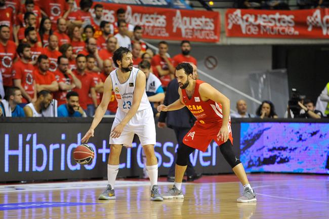 Sergio Llull (izq.), en un partido ante el UCAM Murcia. | ACB MEDIA ep sergio llull izq enpartidoucam murcia