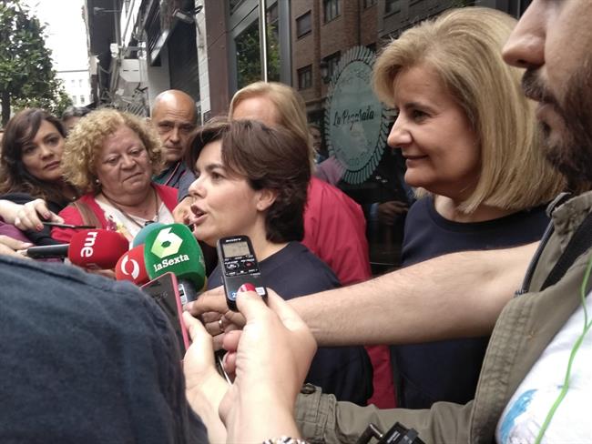 Soraya Sáenz de Santamaría atiende a los medios en Oviedo. | EUROPA PRESS ep soraya saenzsantamaria atiendelos mediosoviedo