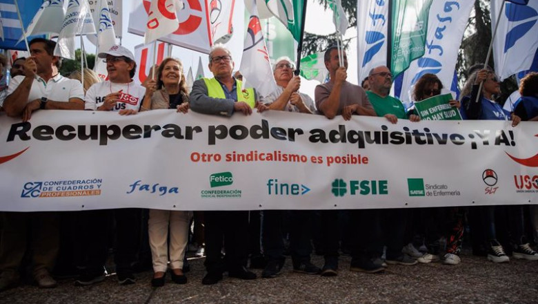 ep un grupo de personas pertenecientes a sindicatos de trabajos sostienen banderines y una pancarta ep un grupo de personas pertenecientes a sindicatos de trabajos sostienen banderines y una pancarta