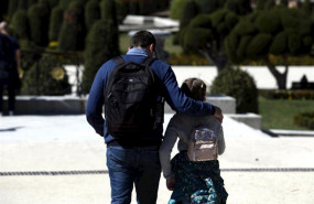 ep un padre junto a su hija pasean en madrid el pasado 11 de marzo el primer dia sin clases por el