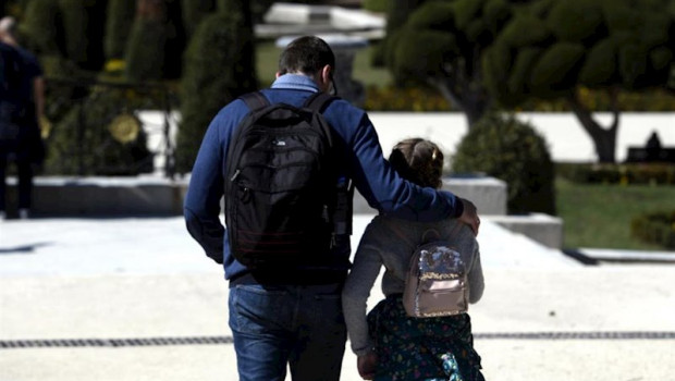 ep un padre junto a su hija pasean en madrid el pasado 11 de marzo el primer dia sin clases por el