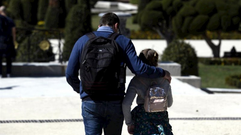 ep un padre junto a su hija pasean en madrid el pasado 11 de marzo el primer dia sin clases por el