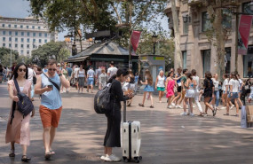 ep varias personas pasean por las ramblas a 30 de junio de 2023 en barcelona cataluna espana