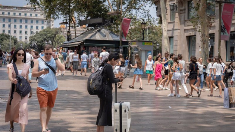 ep varias personas pasean por las ramblas a 30 de junio de 2023 en barcelona cataluna espana ep varias personas pasean por las ramblas a 30 de junio de 2023 en barcelona cataluna espana