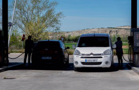 ep varias personas repostan en una gasolinera de arganda del rey a 5 de abril de 2023 en madrid ep varias personas repostan en una gasolinera de arganda del rey a 5 de abril de 2023 en madrid