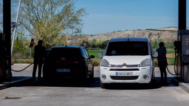 ep varias personas repostan en una gasolinera de arganda del rey a 5 de abril de 2023 en madrid