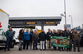 ep varios agricultores con una pancarta se concentran en uno de los accesos a mercamadrid a 14 de