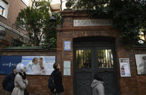 ep visitantes pasan por la entrada del museo sorolla ubicado en un palacete del paseo del general
