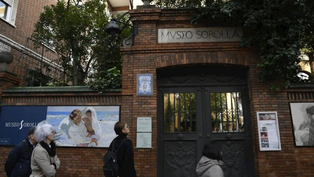ep visitantes pasan por la entrada del museo sorolla ubicado en un palacete del paseo del general