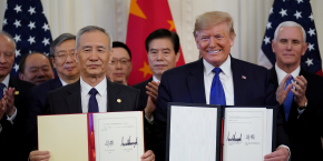 donald-trump-aux-cotes-du-vice-premier-ministre-de-la-chine-liu-he-apres-la-signature-de-la-phase-1-de-l-accord-chine-etats-unis donald-trump-aux-cotes-du-vice-premier-ministre-de-la-chine-liu-he-apres-la-signature-de-la-phase-1-de-l-accord-chine-etats-unis