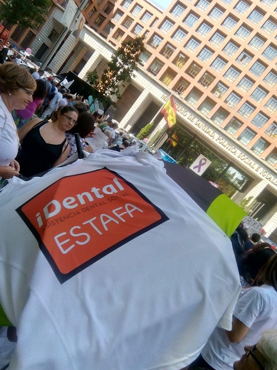 Afectados por iDental protestan frente al Ministerio de Sanidad | EUROPA PRESS ep afectadosidental protestan frenteministeriosanidad 20180803132605