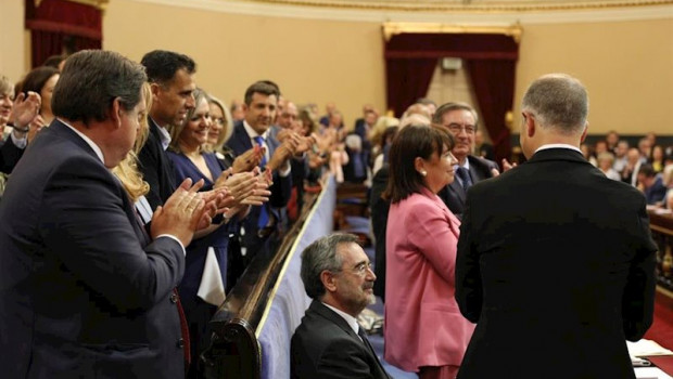 ep aplauso al presidente del senado manuel cruz psoe durante la constitucion de la legislatura