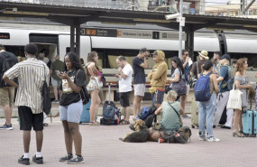 ep archivo   decenas de personas esperan a poder coger un tren en vilanova i la geltru una de las