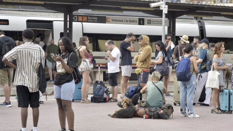 ep archivo decenas de personas esperan a poder coger un tren en vilanova i la geltru una de las ep archivo decenas de personas esperan a poder coger un tren en vilanova i la geltru una de las