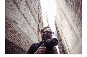 ep archivo   el cantante bryan adams camara en mano para el calendario pirelli 2022