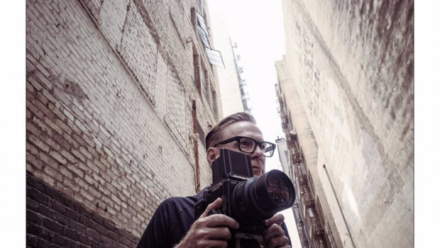 ep archivo   el cantante bryan adams camara en mano para el calendario pirelli 2022