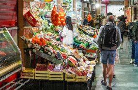 ep archivo   frutas y verduras en un mercado local en aragon