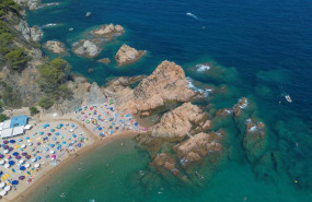 ep archivo   numerosas personas disfrutan de un dia de playa en la costa brava a 30 de julio de 2023