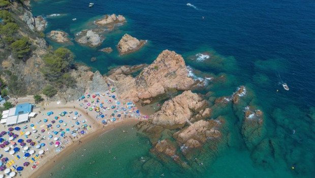 ep archivo   numerosas personas disfrutan de un dia de playa en la costa brava a 30 de julio de 2023