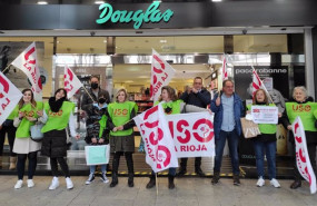 ep archivo   trabajadoras de douglas protestan por el ere que pretende la empresa