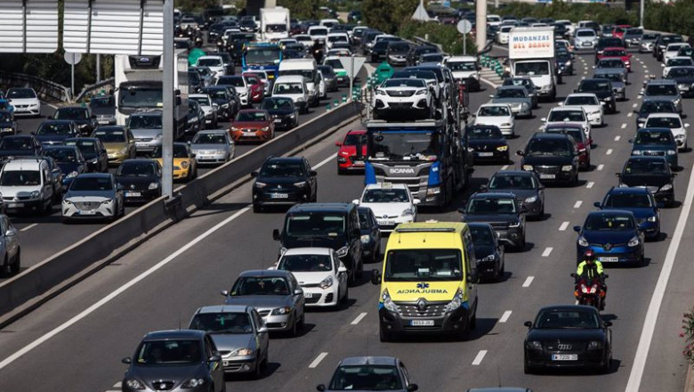 ep archivo   trafico en madrid en plena operacion salida de un puente