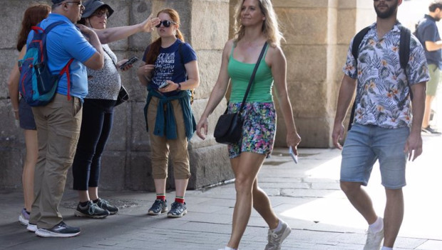 ep archivo   turistas caminan por las calles de madrid a 4 de junio de 2024 en madrid espana