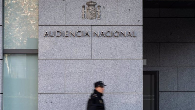 ep archivo   un agente de policia nacional camina frente a la audiencia nacional a 8 de enero de