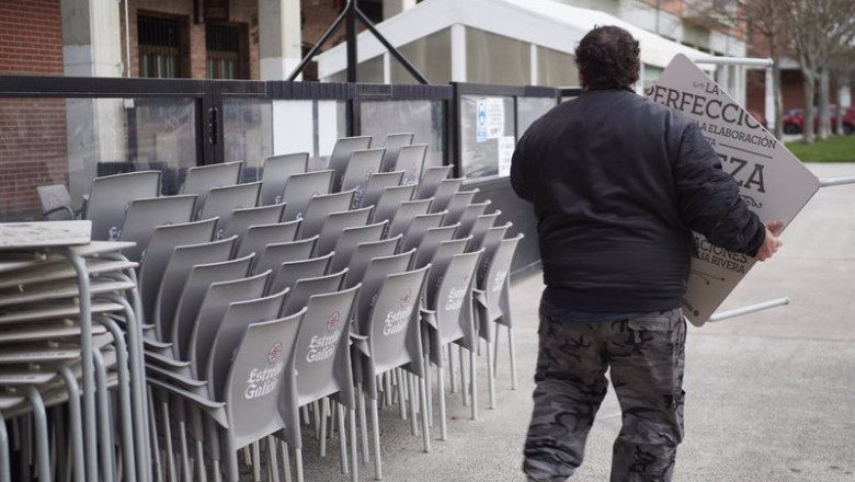 ep archivo un camarero coloca sillas de una terraza en una centrica calle de pamplona ep archivo un camarero coloca sillas de una terraza en una centrica calle de pamplona