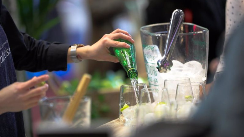 ep archivo un camarero prepara un coctel en madrid espana a 24 de febrero de 2020 ep archivo un camarero prepara un coctel en madrid espana a 24 de febrero de 2020