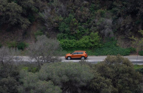 ep archivo   un coche circula por una carretera