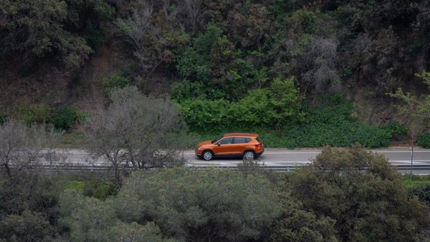 ep archivo   un coche circula por una carretera
