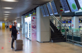 ep archivo   un hombre mira los paneles en la terminal 1 del aeropuerto adolfo suarez madrid barajas