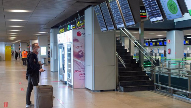 ep archivo   un hombre mira los paneles en la terminal 1 del aeropuerto adolfo suarez madrid barajas
