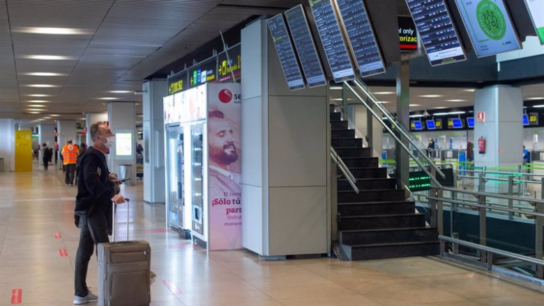 ep archivo   un hombre mira los paneles en la terminal 1 del aeropuerto adolfo suarez madrid barajas