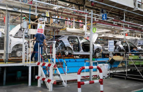 ep archivo   un operario trabaja con un vehiculo en una fabrica de automoviles