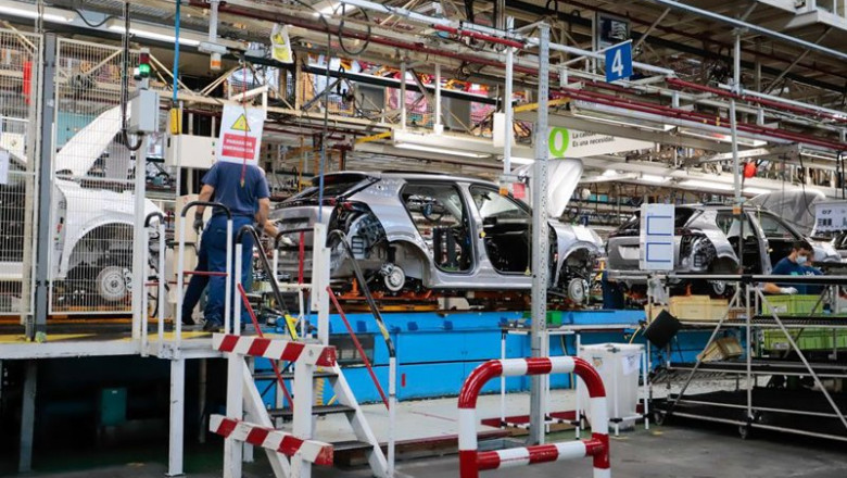 ep archivo   un operario trabaja con un vehiculo en una fabrica de automoviles