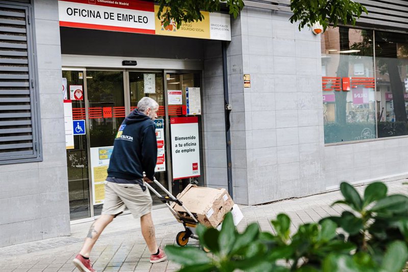 CEOE destaca la resiliencia del sector privado y CCOO que 2025 fue bueno para el empleo