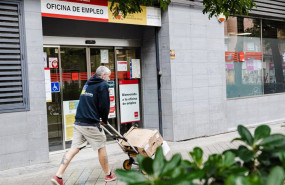 ep archivo   un repartidor pasa por la oficina del paro