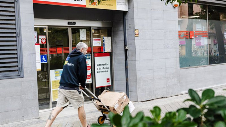 ep archivo   un repartidor pasa por la oficina del paro