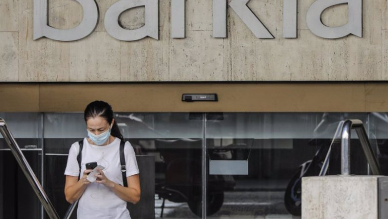 ep archivo una mujer sale de la sede de bankia en valencia comunidad valenciana espana a 4 de ep archivo una mujer sale de la sede de bankia en valencia comunidad valenciana espana a 4 de