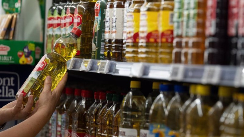 ep archivo una persona coge una botella de aceite a 21 de junio de 2024 en barcelona cataluna ep archivo una persona coge una botella de aceite a 21 de junio de 2024 en barcelona cataluna