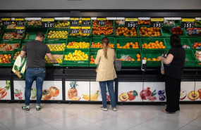 ep archivo   varias personas realizan la compra en un supermercado