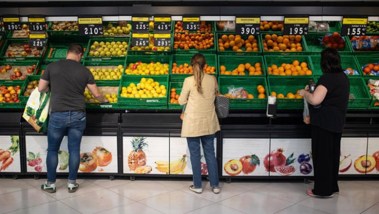 ep archivo   varias personas realizan la compra en un supermercado