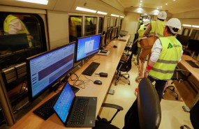 ep archivo   varios trabajadores en el interior del tren laboratorio de adif