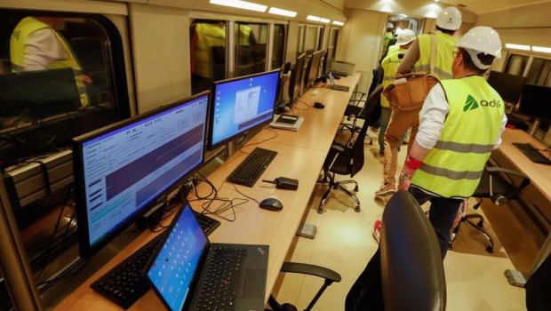 ep archivo   varios trabajadores en el interior del tren laboratorio de adif