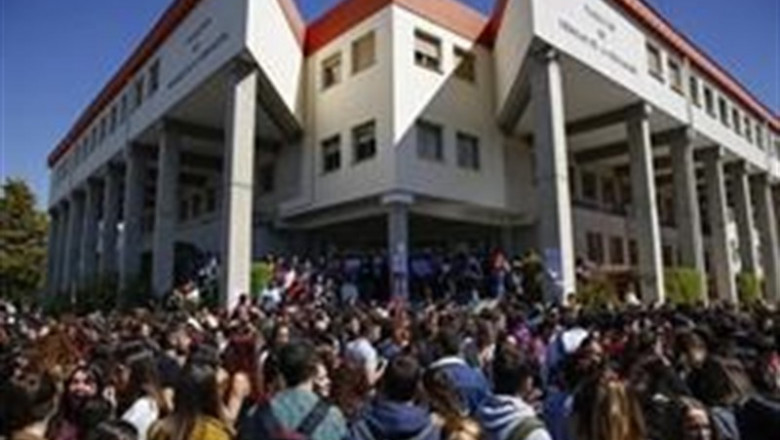 Concentración de alumnos en la Facultad de Ciencias de la Educación de la UGR | ÁLEX CÁMARA-EUROPA PRESS (ARCHIVO) ep concentracionalumnosla facultadcienciasla educacionla ugr