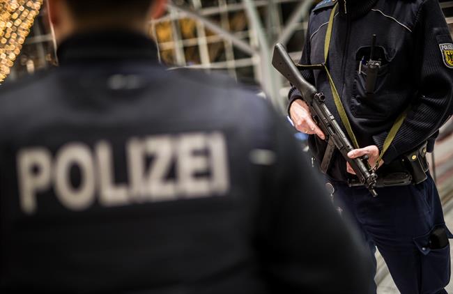 Despliegue policial en el aeropuerto de Stuttgart | DPA/ CHRISTOPH SCHMIDT ep despliegue policialaeropuertostuttgart