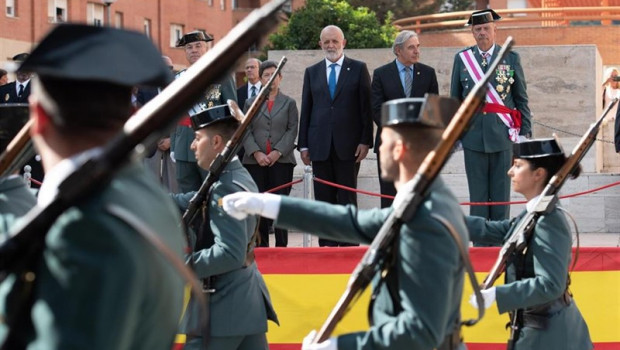 ep director generalla guardia civil felix azon encentro ygeneraljefela guardia civilcataluna pedro garrido primerola derecha duranteactoscelebracionla patronacuerpocatalunasan andresla b