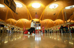ep dos personas caminan con su equipaje en la terminal t4 del aeropuerto adolfo suarez