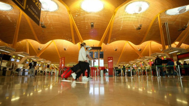 ep dos personas caminan con su equipaje en la terminal t4 del aeropuerto adolfo suarez